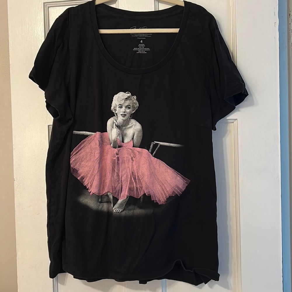 Torrid size 4 (26) Marilyn Monroe tee shirt